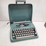 Maquina Portatil de Escrever olivette lettera 82. Qualquer duvida entrar em contato pelo whatsaap: 11948723970 ou pelo nosso email: loucoporantiguidades@gmail.com. OBS: A sua participação em nosso leilão ajuda em causas animais.