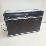 radio antigo transglobe da philco, funcionando no teste de tomada, sintonia da radio fraca. Qualquer duvida entrar em contato pelo whatsaap: 11948723970 ou pelo nosso email: loucoporantiguidades@gmail.com. OBS: A sua participação em nosso leilão ajuda em causas animais.