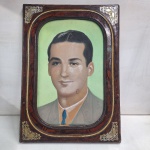 Quadro e Moldura de Homem anos 40, quadro sem o vidro. Qualquer duvida entrar em contato pelo whatsaap: 11948723970 ou pelo nosso email: loucoporantiguidades@gmail.com. OBS: A sua participação em nosso leilão ajuda em causas animais.