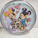 Relógio de parede Mickey e Minnie da disney anos 90, sem teste. Qualquer duvida entrar em contato pelo whatsaap: 11948723970 ou pelo nosso email: loucoporantiguidades@gmail.com. OBS: A sua participação em nosso leilão ajuda em causas animais.