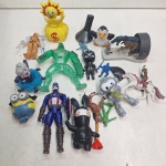 miniaturas de Bonecos de Brinquedo Diversos. Qualquer duvida entrar em contato pelo whatsaap: 11948723970 ou pelo nosso email: loucoporantiguidades@gmail.com. OBS: A sua participação em nosso leilão ajuda em causas animais.