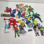 miniaturas de Bonecos de Brinquedo Diversos. Qualquer duvida entrar em contato pelo whatsaap: 11948723970 ou pelo nosso email: loucoporantiguidades@gmail.com. OBS: A sua participação em nosso leilão ajuda em causas animais.