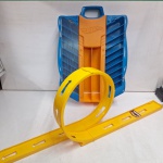 Pista de Brinquedo com Maleta de Colecionismo Hot Weels. Qualquer duvida entrar em contato pelo whatsaap: 11948723970 ou pelo nosso email: loucoporantiguidades@gmail.com. OBS: A sua participação em nosso leilão ajuda em causas animais.