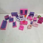 Mobílias de Brinquedo. Qualquer duvida entrar em contato pelo whatsaap: 11948723970 ou pelo nosso email: loucoporantiguidades@gmail.com. OBS: A sua participação em nosso leilão ajuda em causas animais.