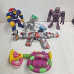 Brinquedos Diversos e Corneta do Barney. Qualquer duvida entrar em contato pelo whatsaap: 11948723970 ou pelo nosso email: loucoporantiguidades@gmail.com. OBS: A sua participação em nosso leilão ajuda em causas animais.