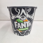 Balde de Fanta Halloween. Qualquer duvida entrar em contato pelo whatsaap: 11948723970 ou pelo nosso email: loucoporantiguidades@gmail.com. OBS: A sua participação em nosso leilão ajuda em causas animais.