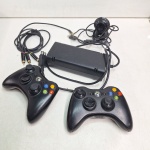 Controles de Xbox e Fonte de Carregamento. Qualquer duvida entrar em contato pelo whatsaap: 11948723970 ou pelo nosso email: loucoporantiguidades@gmail.com. OBS: A sua participação em nosso leilão ajuda em causas animais.