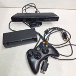 Controle de Xbox, Kinect e Fonte de Carregamento. Qualquer duvida entrar em contato pelo whatsaap: 11948723970 ou pelo nosso email: loucoporantiguidades@gmail.com. OBS: A sua participação em nosso leilão ajuda em causas animais.