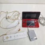 Nintendo 3DS testado e esta ligando e desligando rapido, provavelmente devera ser trocada a bateria e Controles de Wii sem teste. Qualquer duvida entrar em contato pelo whatsaap: 11948723970 ou pelo nosso email: loucoporantiguidades@gmail.com. OBS: A sua participação em nosso leilão ajuda em causas animais.