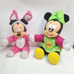 duas bonecas da minnie. da disney. Qualquer duvida entrar em contato pelo whatsaap: 11948723970 ou pelo nosso email: loucoporantiguidades@gmail.com. OBS: A sua participação em nosso leilão ajuda em causas animais.