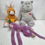 Pelucias de Coelho, Macaco e Tigre. Qualquer duvida entrar em contato pelo whatsaap: 11948723970 ou pelo nosso email: loucoporantiguidades@gmail.com. OBS: A sua participação em nosso leilão ajuda em causas animais.