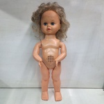 boneca bate palminha para restauro. Qualquer duvida entrar em contato pelo whatsaap: 11948723970 ou pelo nosso email: loucoporantiguidades@gmail.com. OBS: A sua participação em nosso leilão ajuda em causas animais.