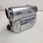 Gravadora 32x de Zoom JVC. sem teste. Qualquer duvida entrar em contato pelo whatsaap: 11948723970 ou pelo nosso email: loucoporantiguidades@gmail.com. OBS: A sua participação em nosso leilão ajuda em causas animais.