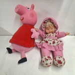 Bonecas de Bebe e Peppa Pig. Qualquer duvida entrar em contato pelo whatsaap: 11948723970 ou pelo nosso email: loucoporantiguidades@gmail.com. OBS: A sua participação em nosso leilão ajuda em causas animais.