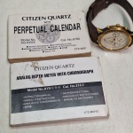 Relógio Perpetual Calendar, relógio elegante e sofisticado, perfeito para adicionar um toque de classe ao seu estilo. Com um design atemporal e acabamento impecável, este acessório é ideal para qualquer ocasião, destacando sua personalidade única. sem teste. Qualquer duvida entrar em contato pelo whatsaap: 11948723970 ou pelo nosso email: loucoporantiguidades@gmail.com. OBS: A sua participação em nosso leilão ajuda em causas animais.