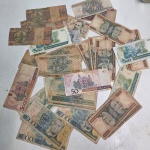 lote de cedulas de cruzados. Qualquer duvida entrar em contato pelo whatsaap: 11948723970 ou pelo nosso email: loucoporantiguidades@gmail.com. OBS: A sua participação em nosso leilão ajuda em causas animais.