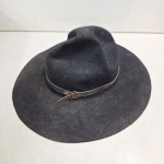 chapeu gaucho escoteiro, original e antigo da marca cury. Qualquer duvida entrar em contato pelo whatsaap: 11948723970 ou pelo nosso email: loucoporantiguidades@gmail.com. OBS: A sua participação em nosso leilão ajuda em causas animais.