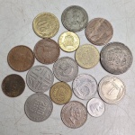 Moedas estrangeiras Diversas pesos colombianos. Qualquer duvida entrar em contato pelo whatsaap: 11948723970 ou pelo nosso email: loucoporantiguidades@gmail.com. OBS: A sua participação em nosso leilão ajuda em causas animais.