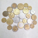 Moedas estrangeiras Diversas Argentina. Qualquer duvida entrar em contato pelo whatsaap: 11948723970 ou pelo nosso email: loucoporantiguidades@gmail.com. OBS: A sua participação em nosso leilão ajuda em causas animais.