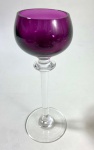 Val-Saint-Lambert, cálice para licor em cristal com pé translucido e bojo em cristal lilás. Medidas:   13cm de altura e 4cm de bocal. A fábrica de cristais Val-Saint-Lambert foi fundada em 1826 na Bélgica. Reconhecida mundialmente, a fábrica caracteriza-se por uma produção de alta qualidade, competindo com as cristalerias francesas Baccarat e a Saint- Louis.