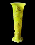 OPALINA BACCARAT - Raro vaso em opalina Baccarat amarelo, com decoração floral em alto relevo e detalhes em dourado, época Napoleão III. Possui  pequeno lascado em um canto na base, ver fotos. Medida: 24x10cm