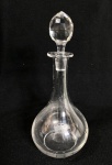Garrafa en cristal francês, provavelmente  Baccarat, final do século XIX, com delicada lapidação de uma Coroa Real  gravada à mão.  A Manufatura Baccarat possuia prestígio junto as cortes européias e mesmo estrangeiras, fornecendo serviços de cristal para várias delas. O catálogo da manufatura de1900 mostra exemplos de personalizações que podiam ser solicitadas, incluindo monogramas, brasões e coroas. Medida: 28 cm."