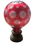 Antiga pinha (boule d'escalier)  em cristal  vermelho lapidado sobre base em bronze, século XIX, cerca de 1870, período Napoleão III. Medida: 15cm