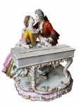 Grupo em porcelana de Sévres, cena galante de um casal ao piano, marca da manufatura de Sèvres na parte inferior da base, em perfeitas condições. Medidas: 20 x 20 cm