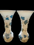 Par de grandes vasos em opalina Baccarat com decoração de folhas em alto relevo em branco e azul, época napoleão III , França cerca de 1870