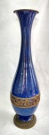 Grande ânfora em porcelana francesa séc. XIX  na cor azul cobalto, como era feita na manufatura de Sévres e armação em bronze dourado com riquíssima decoração neoclássica . Medidas: 68 cm x 18 cm"