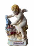 Figura em porcelana de Meissen da séries dos anjos amorosos com a inscrição - Je découvre tout.  Com a marca de Meissen e catalogado com o número F13. Alemanha início do século XIX. Medida: 13cm