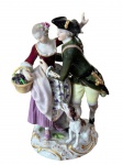 Grupo em porcelana de Meissen -  Alegoria do Outono representado por um caçador e seu cachorro e uma camponesa com uma cesta de uvas. Possui a marca de espadas cruzadas azuis de  Meissen e o número 38. Peça reproduzida no catálogo de Meissen, Alemanha século XIX, 15cm.