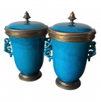Par de potes com tampa em porcelana azul esmaltado sobre base e acabamento em bronze, provavelmente oriental.  Alta qualidade. Medidas: 20x13cm