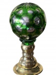 Pinha de escada (Boule d´escalier) em overlay verde com espelhado na parte interior, século XIX. Medidas: 24x15cm