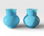 Par de vaso em opalina francesa azul, século XIX. Medida: 11cm
