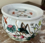 Rara caixa em porcelana chinesa utilisada para guardar grilos e gafanhotos. Na China eles utilizam essas pequenas caixas para leva-los por tudo quando é lugar, porque acreditam que esses insetos dão sorte. É uma tradição de mais de 1.000 anos. Decorada com pintura de flores, insetos e um gafanhoto. Medida: 5,x8cm
