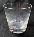 BACCARAT- Vaso em cristal  Baccarat monogramado, possui a marca gravada da cristaleria na base, França, século XX. Medida: 11x11cm