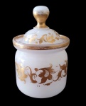 Caixa em opalina Baccarat na cor branca e dourada, período Napoleão III, França cerca de 1870,  15 cm