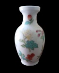 Pequeno vaso Cia das  Indias, familia verde , periodo Qiolang, século XVIII, com decoração de flores,  10 cm