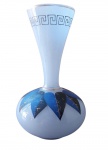 Vaso em opalina Francesa, periodo Napoeleão III, na cor azul com decoração geometrica esmaltada em alto relevo, 20 cm