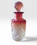 Perfumeiro em  cristal Baccarat modelo Rosaces Multiples referencia T 334  em vermelho degrade, peça reproduzida no antigo catálogo da Baccarat de 1916, pagina 12, fim do século XIX inico de ´seculo XX,  14 cm . O modelo Rosaces Multiples da Baccarat  em vermelho degrade é um modelo  de coleção, mais raro de ser encontrado .