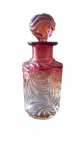 Perfumeiro em  cristal Baccarat modelo Rosaces Multiples referencia T 334  em vermelho degrade, peça reproduzida no antigo catálogo da Baccarat de 1916, pagina 12, fim do século XIX inico de ´seculo XX,  14 cm . O modelo Rosaces Multiples da Baccarat  é um modelo  de coleção, mais raro de ser encontrado .