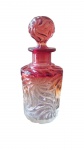 Perfumeiro em  cristal Baccarat modelo Rosaces Multiples referencia T 334  em vermelho degrade, peça reproduzida no antigo catálogo da Baccarat de 1916, pagina 12, fim do século XIX inico de ´seculo XX,  18 cm . O modelo Rosaces Multiples da Baccarat  é um modelo  de coleção, mais raro de ser encontrado .