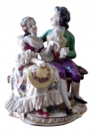 Grupo em porcelana de Saxes, representado um casal romantico,  com a marca da manufatura ao fundo, Alemanha século XIX, precisa arrumar um dedo, veja foto, 14 x 12 x 9 cm
