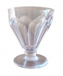 Cálice taca em cristal Baccarat modelo dito dedão, com a marca d'agua da manufatura Baccarat na Base, 10 x 9 cm