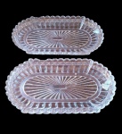 SAINT LOUIS- Par de travessas em cristal francesa borda recortada. Med. 22 x 12 cm ( possui marca da manufatura em relevo ) ( Obs. borda possui pequenas perda com lascas e bicados )