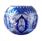 Vaso em crista Bohemia  na cor azul com lapidações translucidas geometrizadas, lapidado a mão em forma de bola,  Altura 10x13 cm