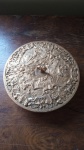 Grande caixa francesa em metal dourado gravada em alto relevo com cenas neoclássicas, contraste no fundo,  medalha de ouro, 22 cm de diametro 6 cm de altura