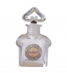 Frasco de perfume realizado pela cristalheria de Baccarat para Guerlin, com a marca da'agua da  Baccarat em baixo ,