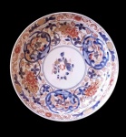 Prato em porcelana cia das indias pradão Imari, fim do século XVIII incio do século XIX,  com decoração floral e geometrica,